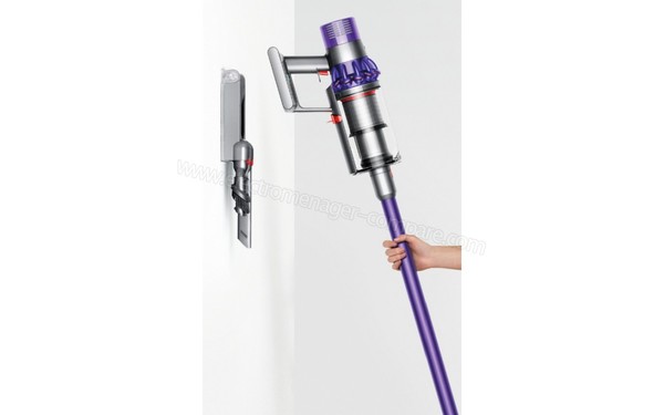 DYSON V10 Animal + Kit Maison - Support mural (cr&eacute;dit : Darty)
