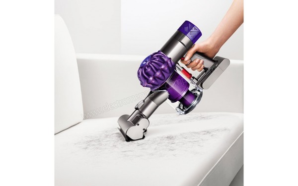 DYSON V6 AnimalPro+ - Vue 3/4 droite avec Mini brosse motoris&eacute;e (cr&eacute;dit : Boulanger)