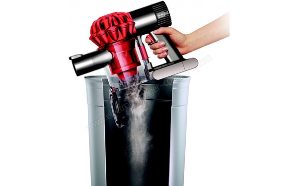 DYSON V6 Flexi - Vidage bac (cr&eacute;dit : Boulanger)