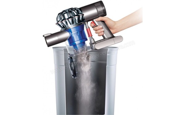 DYSON V6 Fluffy - Syst&egrave;me de vidage du bac  (cr&eacute;dit : Boulanger)