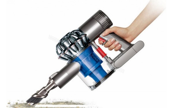 DYSON V6 Fluffy - Utilisation &agrave; main (cr&eacute;dit : Darty)