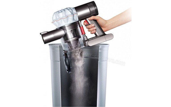 DYSON V6 + - Vidage du bac (cr&eacute;dit : Boulanger)