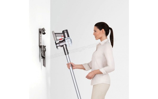 DYSON V6 + - Support de charge mural (cr&eacute;dit : Boulanger)