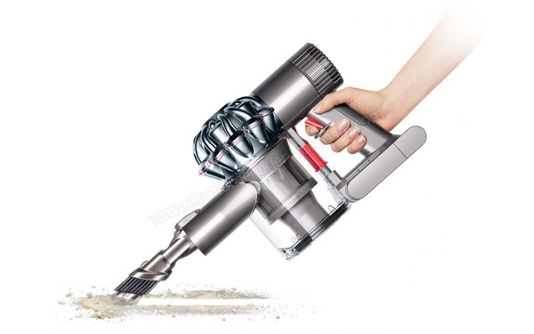 DYSON V6 Trigger gris v2 - Vue 3/4 droite (cr&eacute;dit : Boulanger)