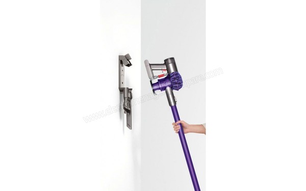 DYSON V6 Up Top - Station de charge murale (cr&eacute;dit : Boulanger)