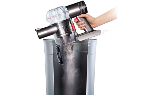 DYSON V6 - Vidage du bac (cr&eacute;dit : Boulanger)