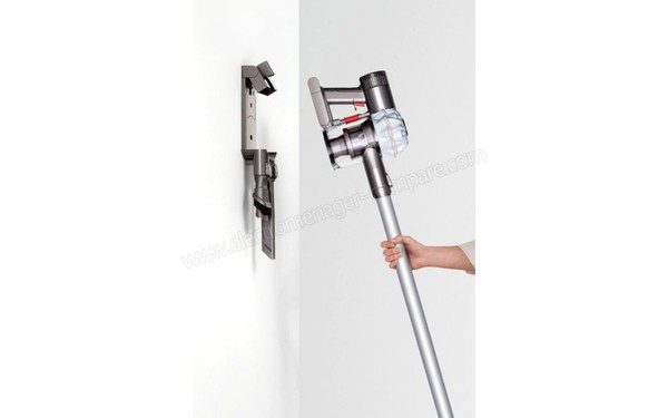 DYSON V6 - Support de charge murale (cr&eacute;dit : Boulanger)