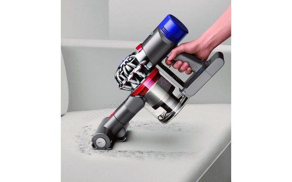 DYSON V7 Animal Extra import - Vue 3/4 droite &agrave; main