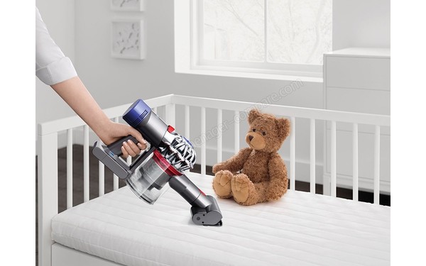 DYSON V7 Animal Extra import - Vue 3/4 gauche &agrave; main