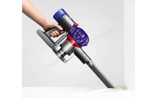 DYSON V7 Animal - Vue de profil &agrave; main (cr&eacute;dit : Boulanger)