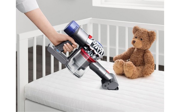 DYSON V7 Fluffy - Vue 3/4 gauche &agrave; main (cr&eacute;dit : Boulanger)