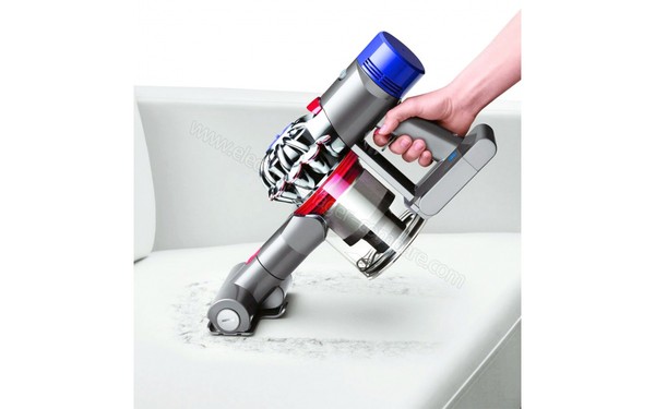 DYSON V7 Fluffy - Vue 3/4 droite &agrave; main (cr&eacute;dit : Boulanger)