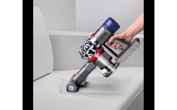 DYSON V8 Absolute Pro - Vue 3/4 droite aspirateur &agrave; main avec accessoires (cr&eacute;dit : Boulanger)