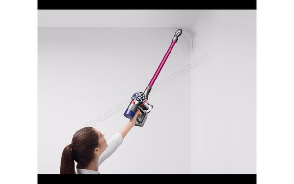 DYSON V8 Absolute Pro - Vue 3/4 droite avec accessoires (cr&eacute;dit : Boulanger)