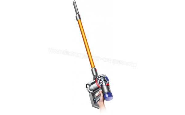 DYSON V8 Absolute - Vue 3/4 droite avec tube et long suceur  (cr&eacute;dit : Boulanger)