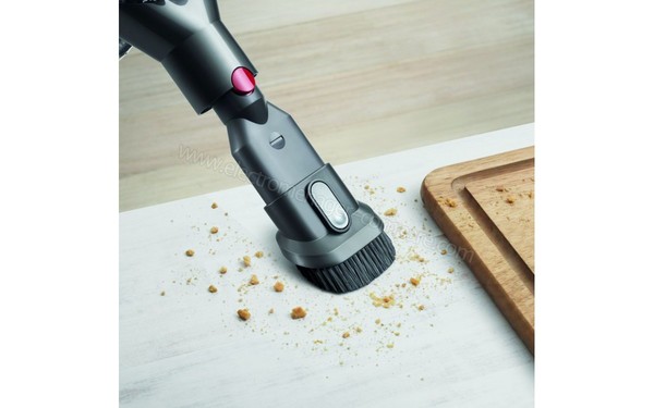 DYSON V8 Absolute - Accessoire combin&eacute; (cr&eacute;dit : Boulanger)