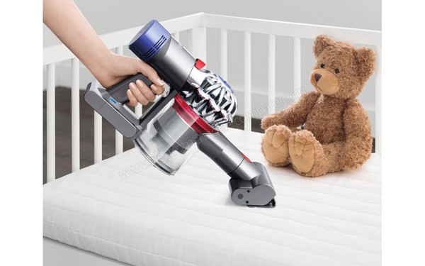 DYSON V8 Animal+ - Vue 3/4 gauche aspirateur &agrave; main (cr&eacute;dit : Boulanger)