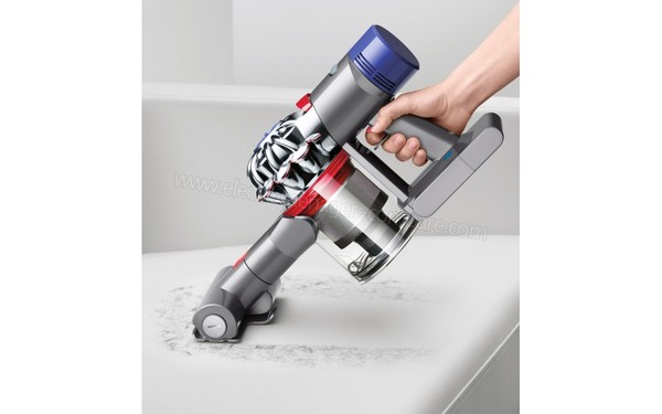 DYSON V8 Animal+ - Vue 3/4 droite aspirateur &agrave; main (cr&eacute;dit : Boulanger)