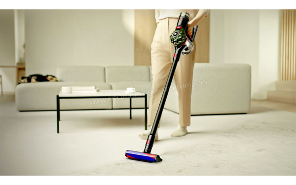 DYSON V8 Cyclone Fluffy - Mise en situation