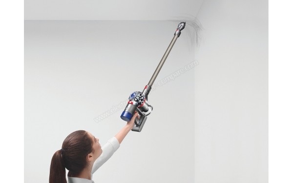 DYSON V8 Parquet + Tool Kit - Mise en situation (cr&eacute;dit : Darty)