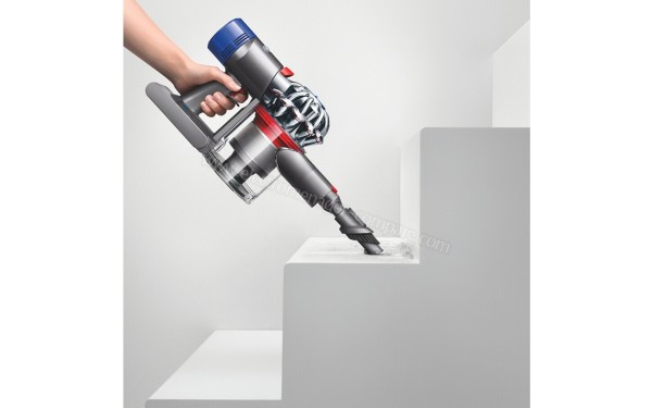 DYSON V8 Parquet + Tool Kit - Mise en situation (cr&eacute;dit : Darty)