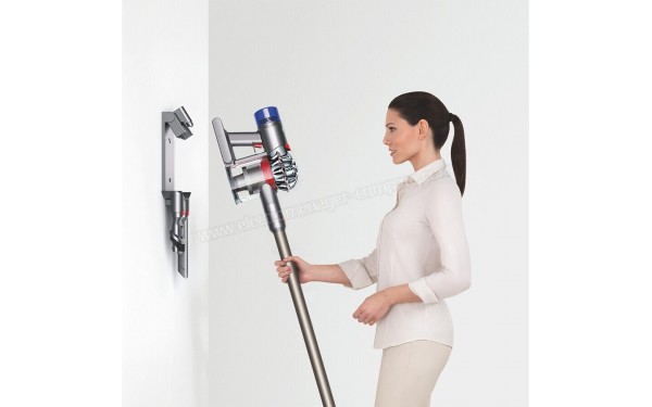 DYSON V8 Parquet - Mise en situation (cr&eacute;dit : Darty)