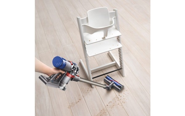 DYSON V8 Parquet - Mise en situation (cr&eacute;dit : Darty)