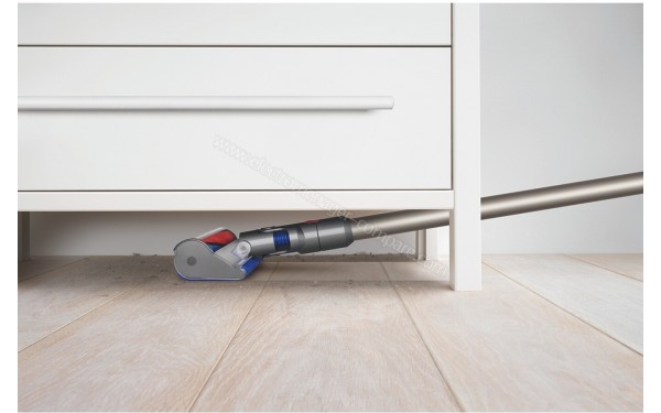 DYSON V8 Parquet - Mise en situation (cr&eacute;dit : Darty)