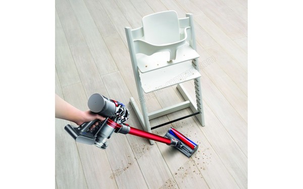 DYSON V8 Total Clean - Vue du dessus (cr&eacute;dit : Boulanger)