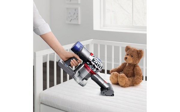 DYSON V8 Total Clean - Vue 3/4 gauche &agrave; main (cr&eacute;dit : Boulanger)