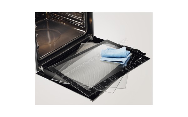 ELECTROLUX EEC5700AOK 2015 - Facilit&eacute; de nettoyage de la porte multi-vitres
