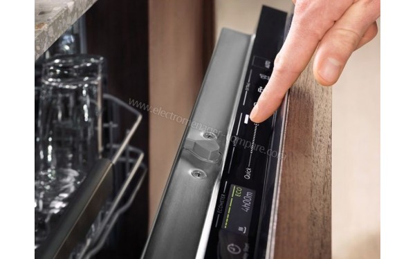 ELECTROLUX EEG48300L - Panneau de commandes (cr&eacute;dit : Boulanger)