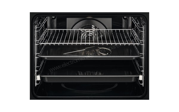 ELECTROLUX EOC5654TAX - Vue de l'int&eacute;rieur avec accessoires