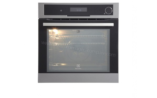 ELECTROLUX EOC6841BOX - Vue de face, lampe allum&eacute;e (cr&eacute;dit : Boulanger)