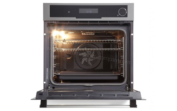 ELECTROLUX EOC6841BOX - Vue de l'int&eacute;rieur, lampe allum&eacute;e (cr&eacute;dit : Boulanger)