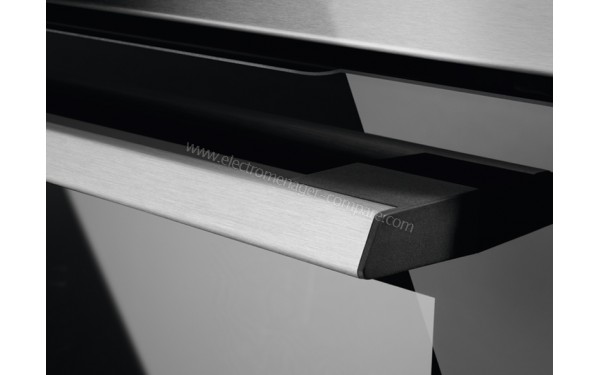 ELECTROLUX EOC6P50X - Zoom sur la poign&eacute;e