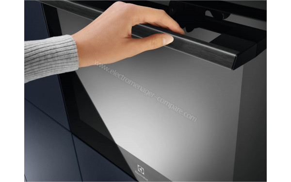 ELECTROLUX EOC6P77WH - Zoom sur la poign&eacute;e