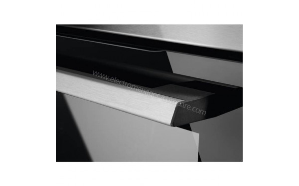 ELECTROLUX EOE8P01X - Zoom sur la poign&eacute;e