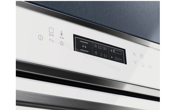 ELECTROLUX EOE8P11W - Vue 3/4 gauche bandeau de commandes