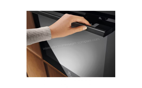 ELECTROLUX EOF6P46Z0 2024 - Zoom sur la poign&eacute;e