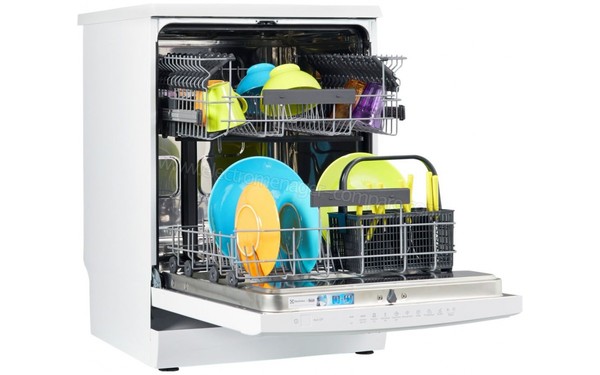 ELECTROLUX ESF5542LBW - Vue 3/4 gauche porte ouverte (cr&eacute;dit : Boulanger)