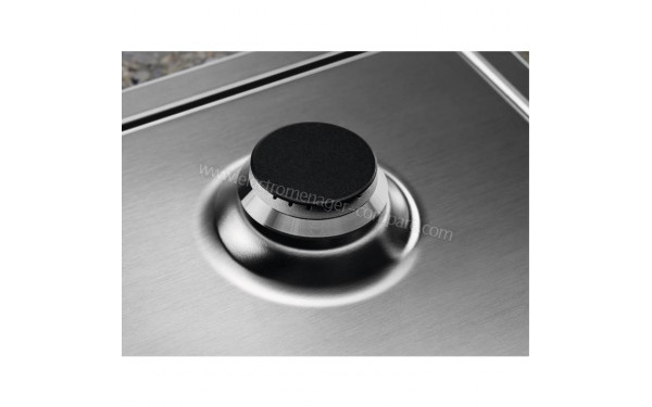 ELECTROLUX KGS6436SX - Zoom sur un foyer &agrave; gaz