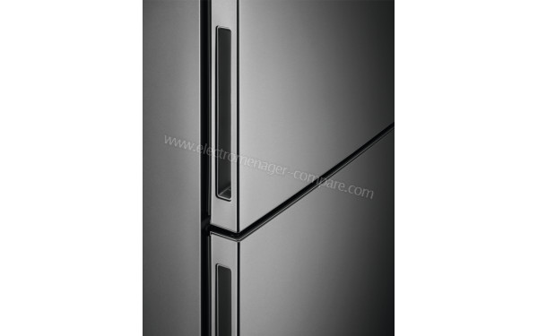 ELECTROLUX LNC7ME32X4 - Zoom sur la poign&eacute;e int&eacute;gr&eacute;e