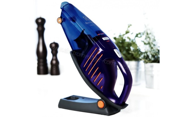 ELECTROLUX ZB5104WD - 3/4 gauche sur base de charge