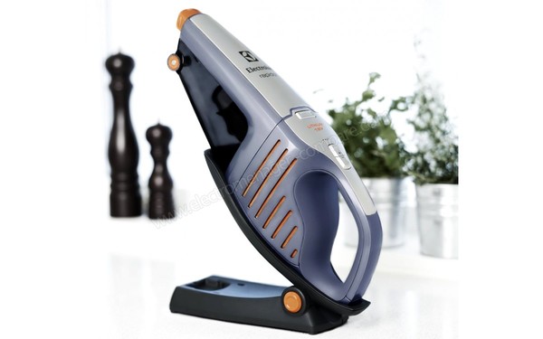 ELECTROLUX ZB6118 - Vue 3/4 gauche sur support de charge