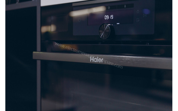 HAIER HWO60SM4FS8BH - Vue 3/4 droite sur la poign&eacute;e et le bandeau de commandes