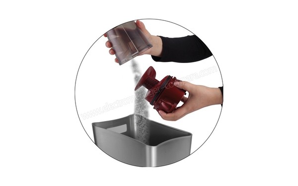 HOOVER MBC500UV - Vidage du bac (cr&eacute;dit : Darty)