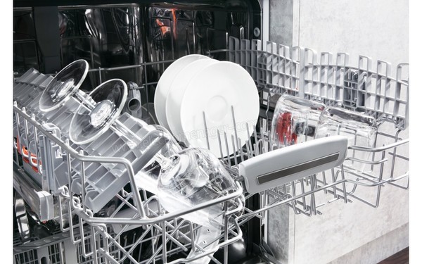 HOTPOINT HBO 3T21 W B - Vue n&deg;2 du panier sup&eacute;rieur (cr&eacute;dit : Boulanger)