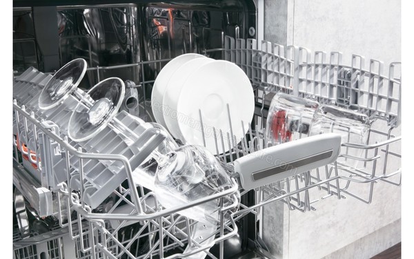 HOTPOINT HBO 3T21 W X - Vue (n&deg;2) du panier sup&eacute;rieur (cr&eacute;dit : Boulanger)