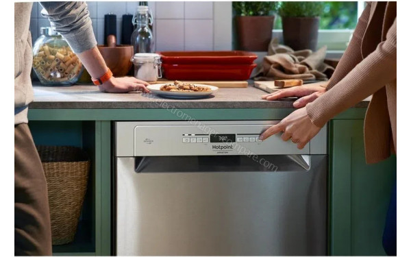 HOTPOINT HFO3O32CWX - Mise en situation